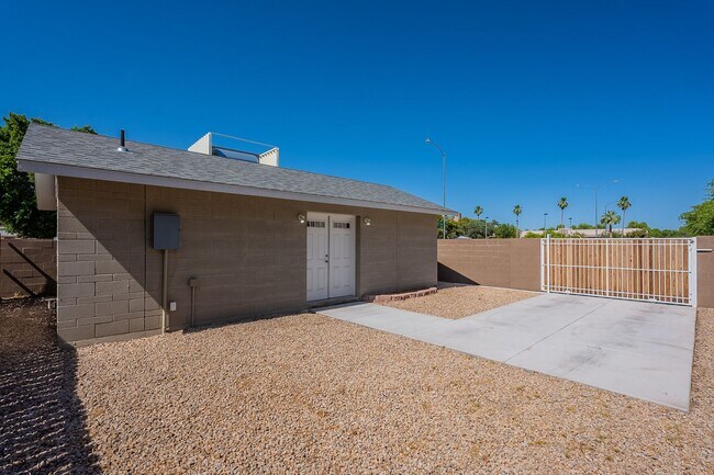 Building Photo - Spacious studio with just what you need!