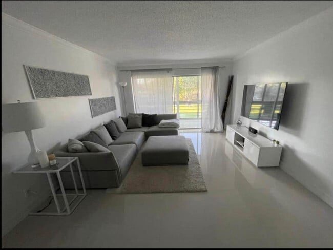 Foto del edificio - 300 Waterway Dr S