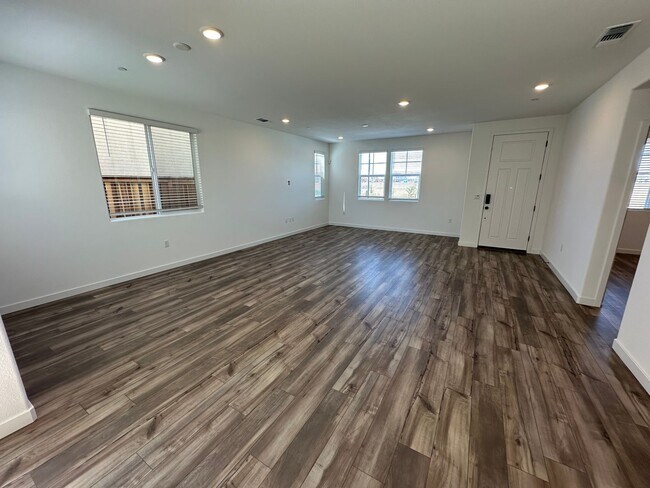 Foto del edificio - Stunning, Sun-Drenched 4BR + Loft Home in Lakeview – Loaded with Premium Upgrades!