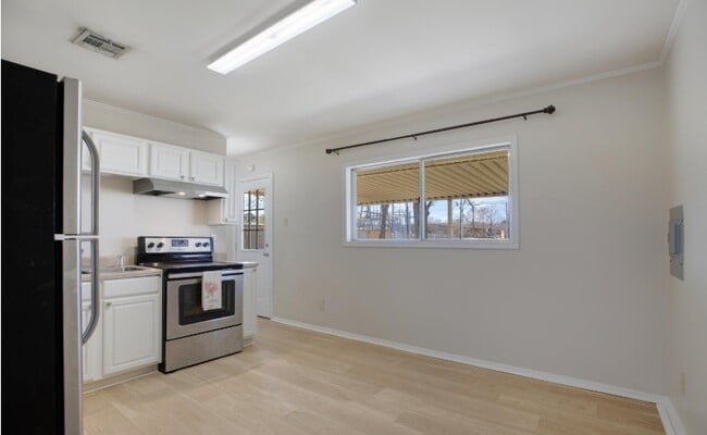 Building Photo - 701 Churchill Dr