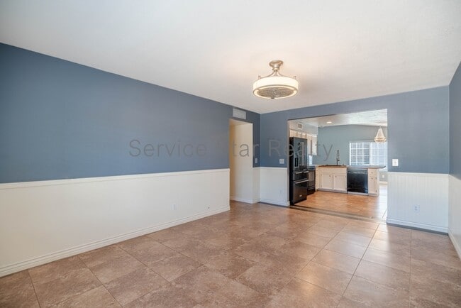 Building Photo - 6925 E Jensen St