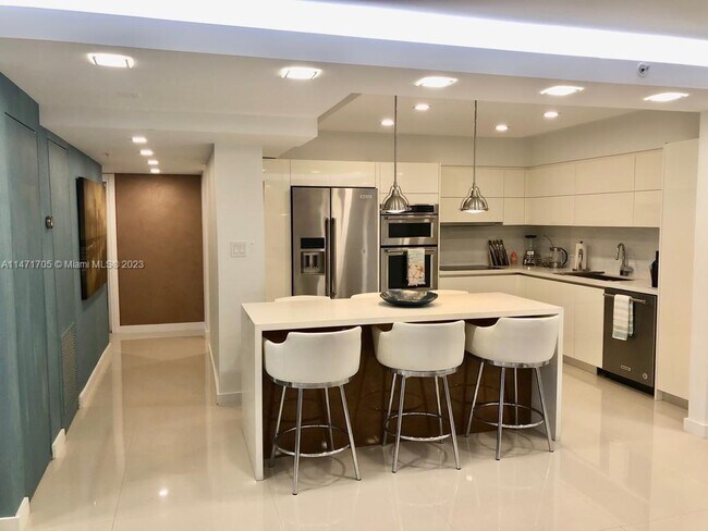 Building Photo - 8877 Collins Ave