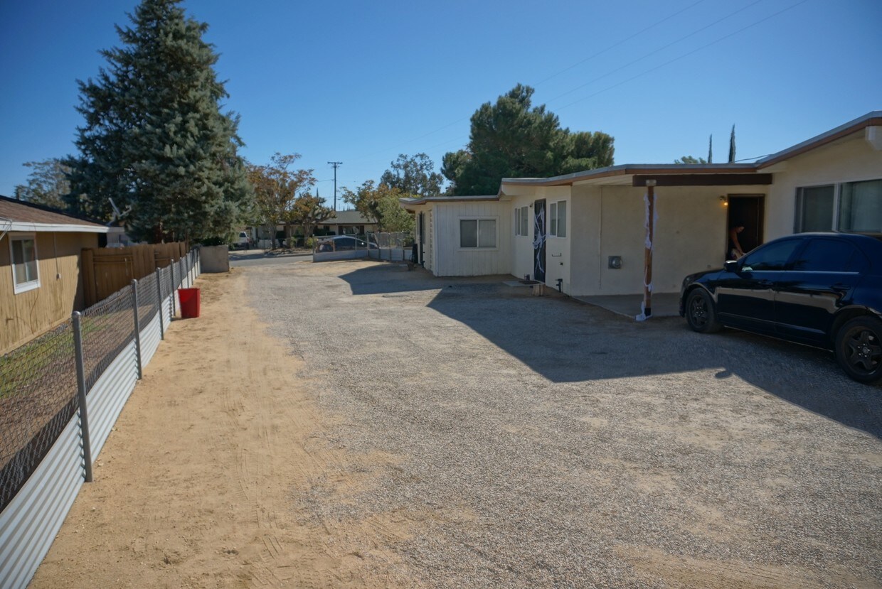 Vista desde la parte posterior del lote con frente hacia la calle. - Borrego Apartments