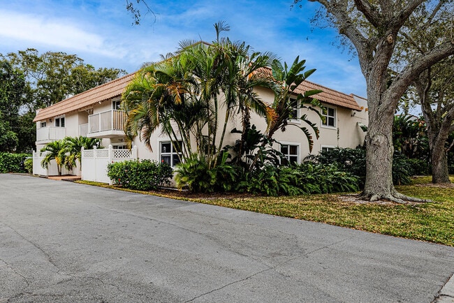 Building Photo - 715 20th St