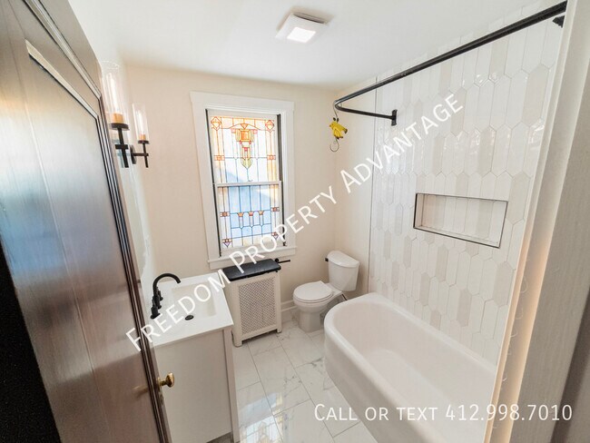 Building Photo - 156 Ormsby Ave