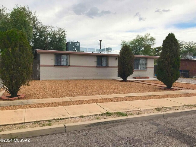 Building Photo - 4910 E 25th St