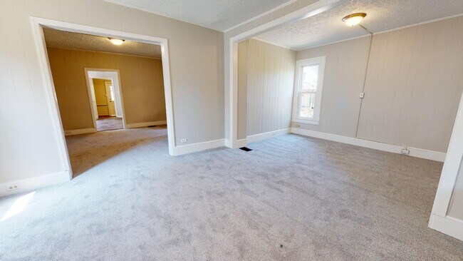 Foto del edificio - Huge 4 Bedroom Single Family House - almost 1500 SQ FT!