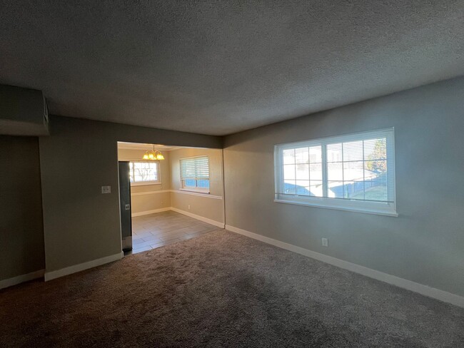 Building Photo - 3 Bedroom 2 Bathroom Condo Near Leetsdale ...