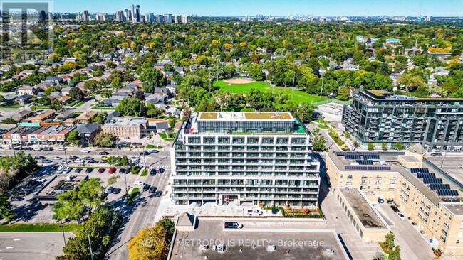 Photo du bâtiment - 801 The Queensway