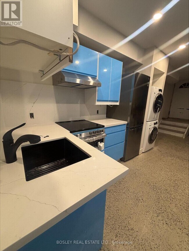 Photo du bâtiment - 686 Rhodes Ave