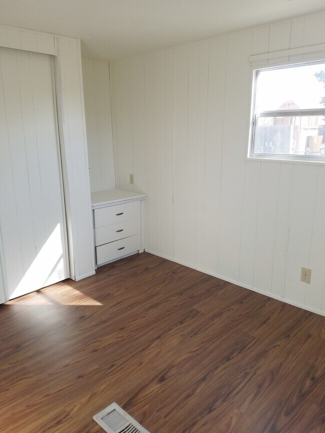 Building Photo - 4409 Summit Dr