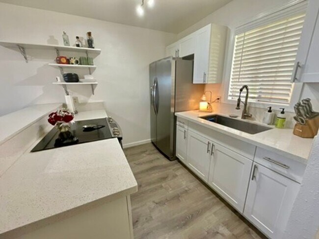 Building Photo - 2 bed 2 bath, Private yard, 2 parking stalls