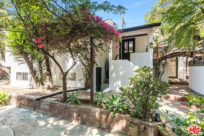 Foto del edificio - 8331 Ridpath Dr