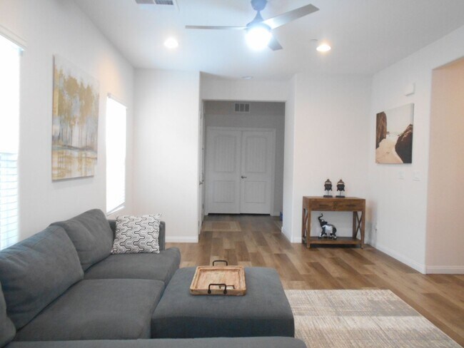 Building Photo - Charming single-story home located in the ...