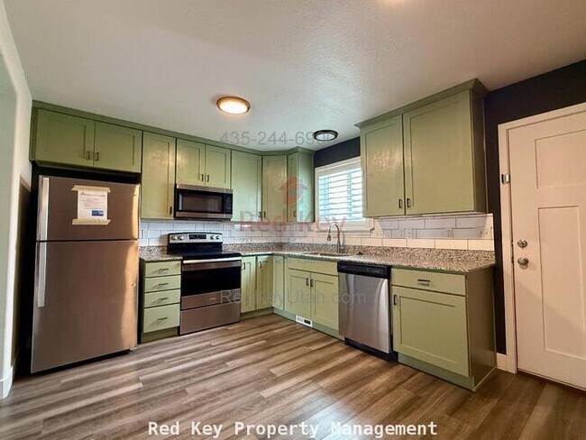 Building Photo - Kay Ln Townhouse