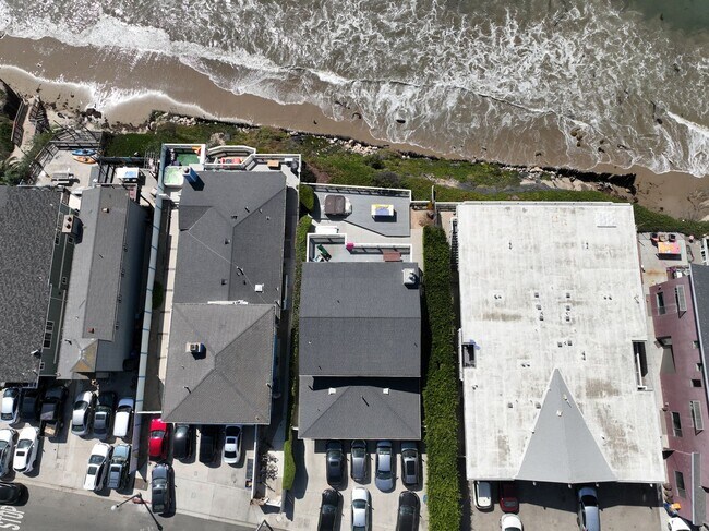 Building Photo - 6557 Del Playa Dr