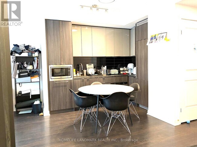 Photo du bâtiment - 125 Blue Jays Way