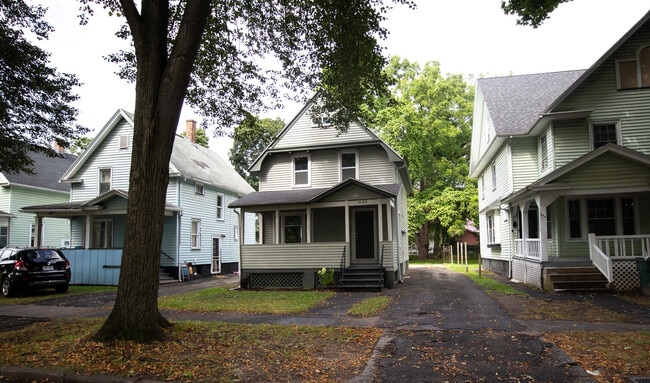 Foto del edificio - 448 Cottage St