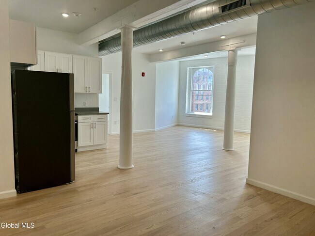 Building Photo - 155 River St