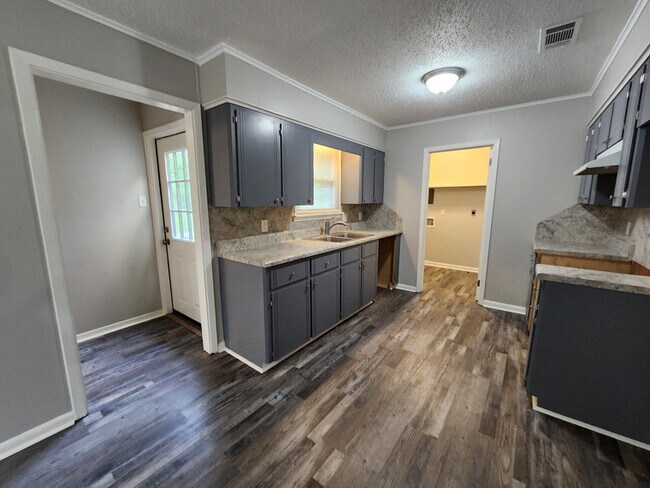 Building Photo - 612 Lindenhurst Dr
