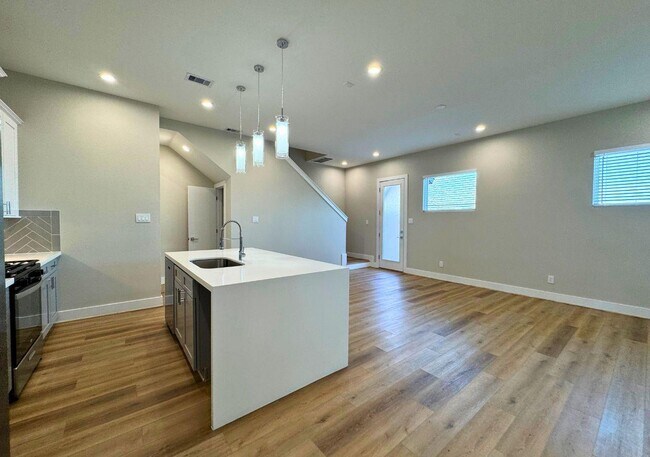 Foto del edificio - 8108 Esther Acres Ln