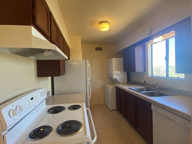 Building Photo - Very Nice 2 Bedroom Condo!!!