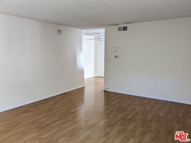 Building Photo - 633 N Sweetzer Ave