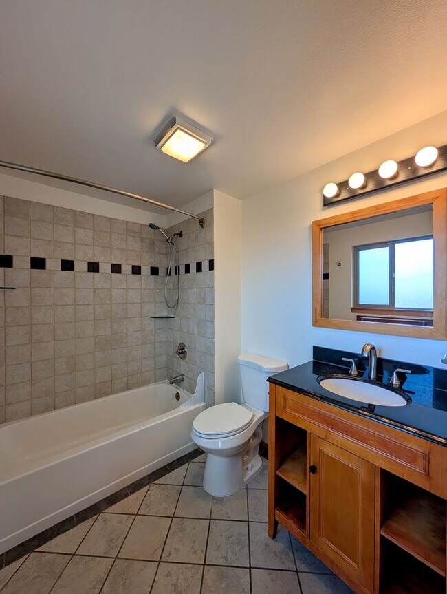 Foto del edificio - 3-Bedroom Home w/ 2-Car Garage & Fenced-In Backyard