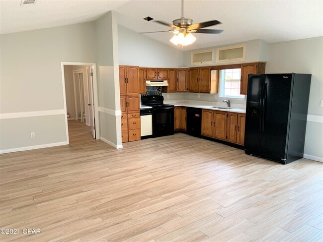Building Photo - 221 Poinsettia Dr