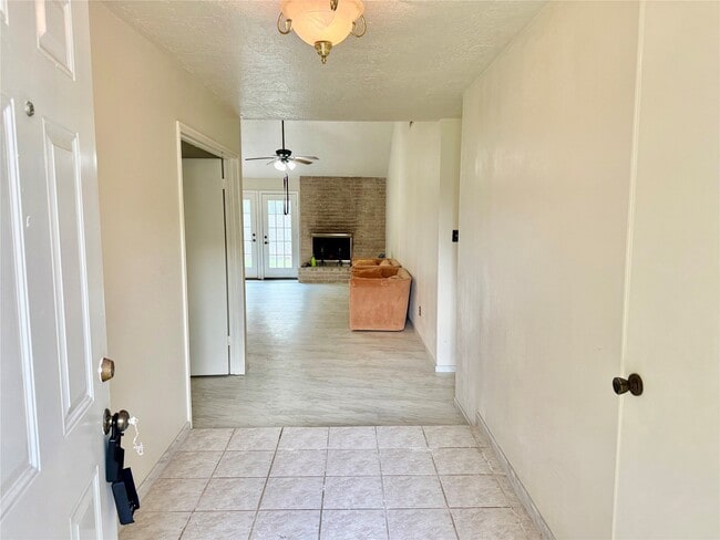 Building Photo - 2802 Valley Forest Dr