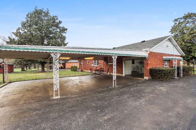 Building Photo - 2939 Hillhurst Dr