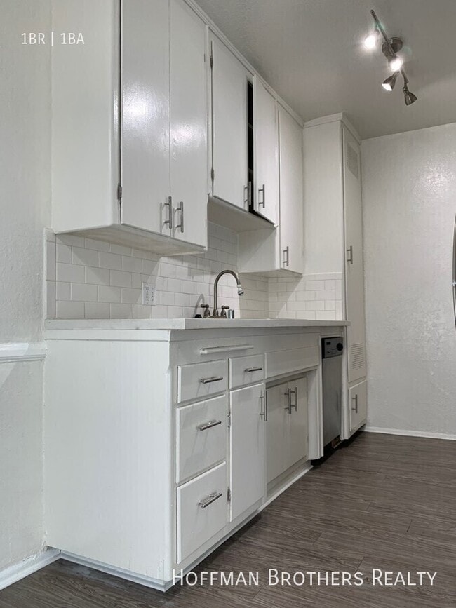 Foto del edificio - 4845 W Slauson Ave