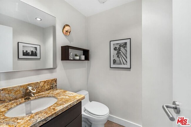 Foto del edificio - 1 br, 2 bath Condo - 1131 Alta Loma Rd Apt...