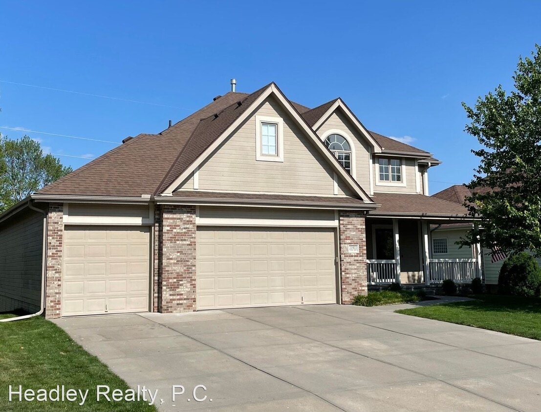 5 br, 3.5 bath House 11911 S 48th St House for Rent in Papillion