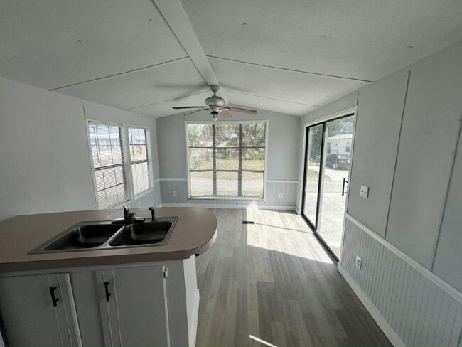 Foto del edificio - 1133 Chicago Bulls St