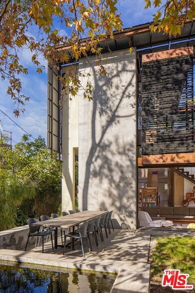 Foto del edificio - 615 Woodlawn Ave