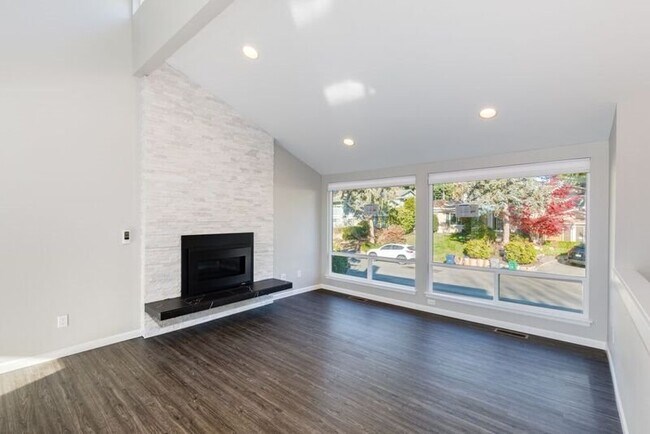 Foto del edificio - Remodeled 3 Bedroom Kirkland Home