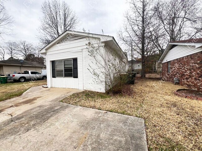 Foto del edificio - 5520 McClellan Dr