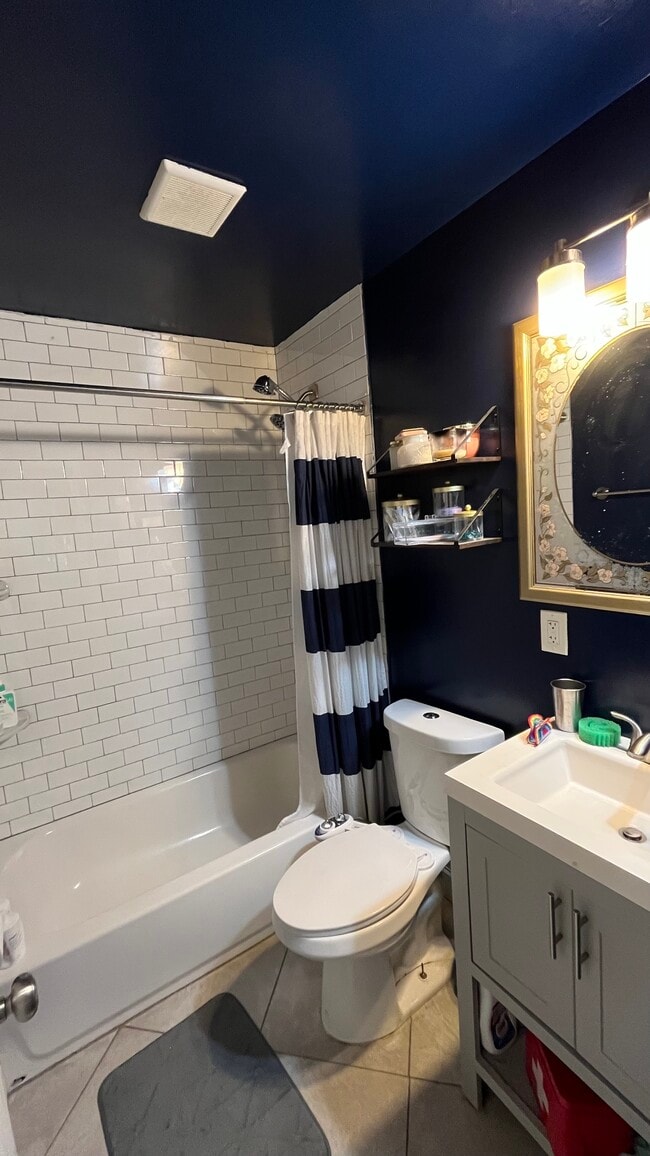 El baño compartido - 127 S Jordan St