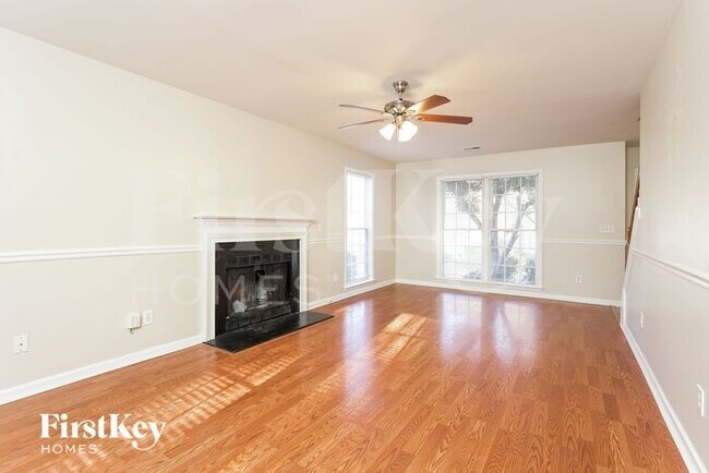 Building Photo - 3121 Southhampton Dr