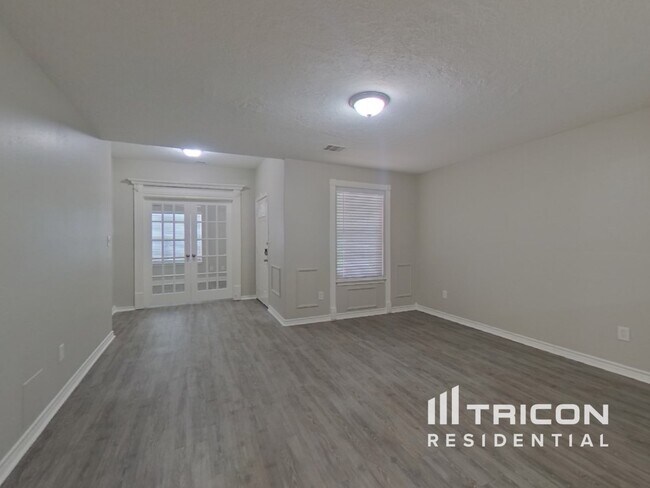 Foto del edificio - 729 Forest Ln Dr