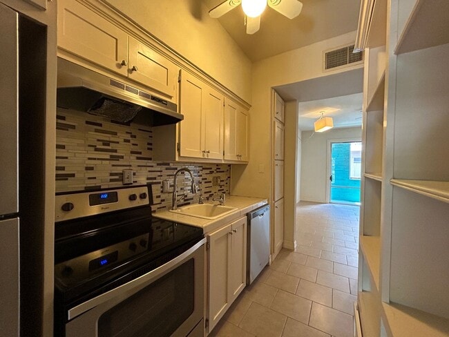 Building Photo - *$250 Admin Fee Waived*!!! New Price!! Cha...