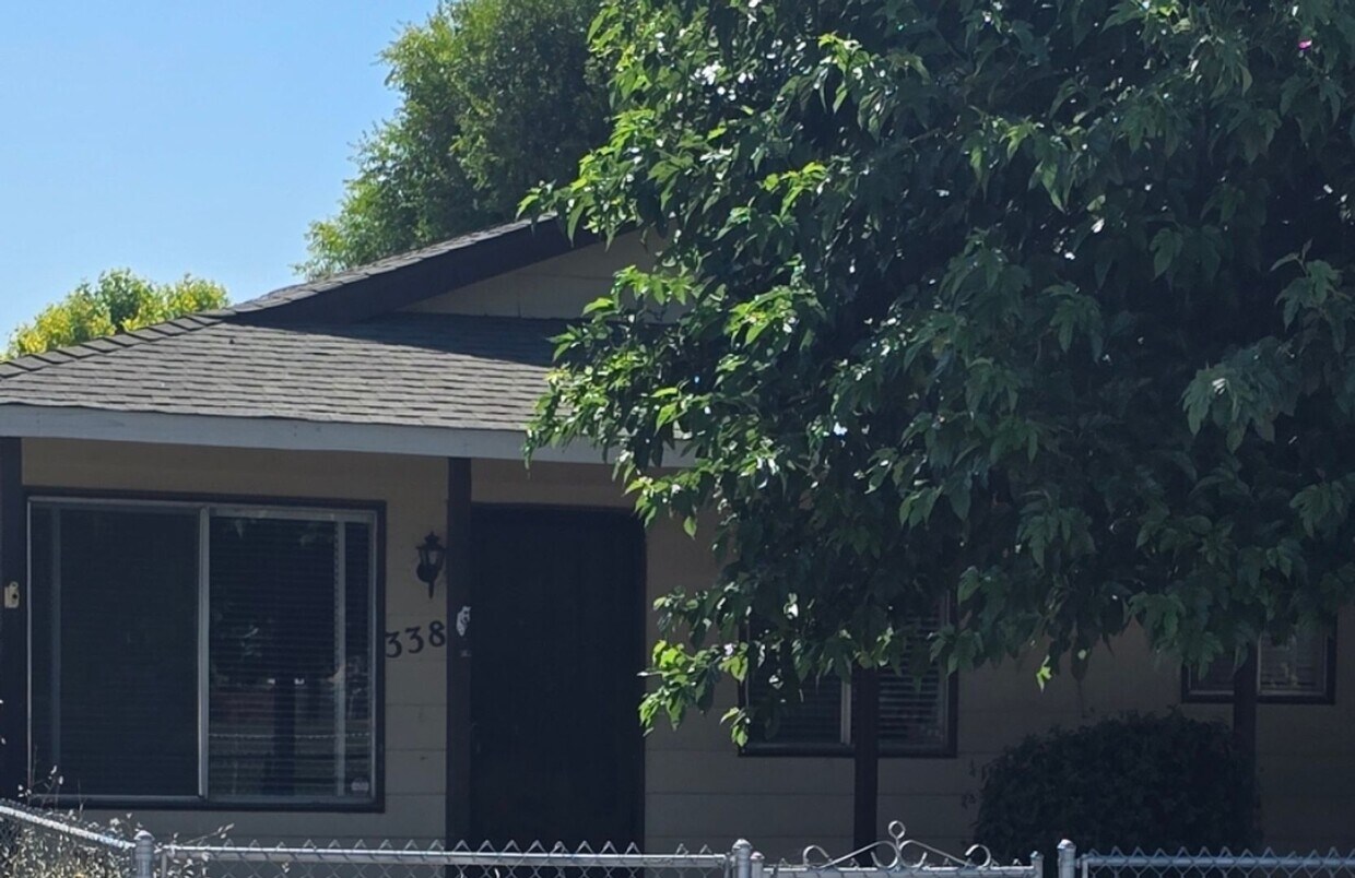 Foto del edificio - 3 bedroom 2 bath across from the park