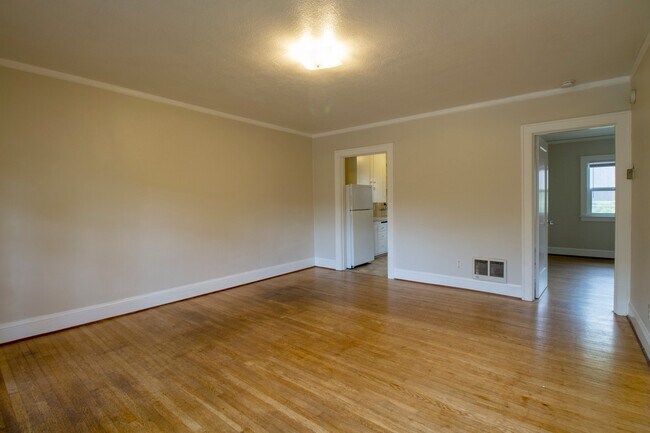 Foto del edificio - Charming One Bedroom Unit in Fourplex with Original Hardwoods, Breakfast Nook, Detached Garage