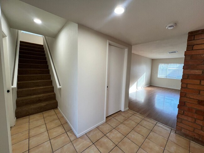 Building Photo - Large 2 Story: 5 Bedroom 5 Bath Pool Home With Family Room,
