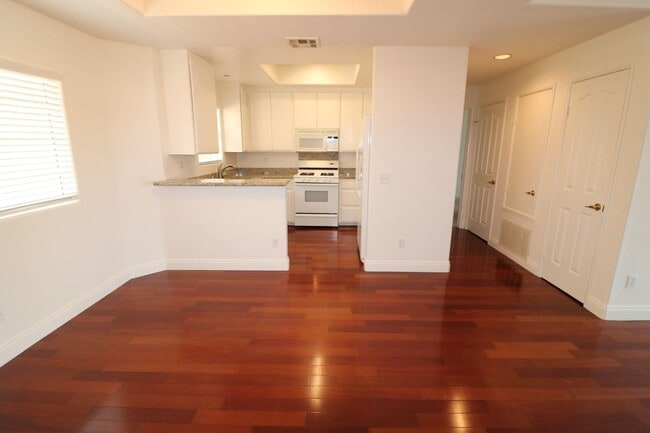 Building Photo - Beautiful Condo for Lease in Sherman Oaks!