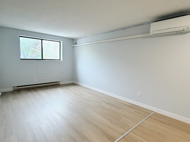 Photo du bâtiment - 360 Tecumseh Rd W
