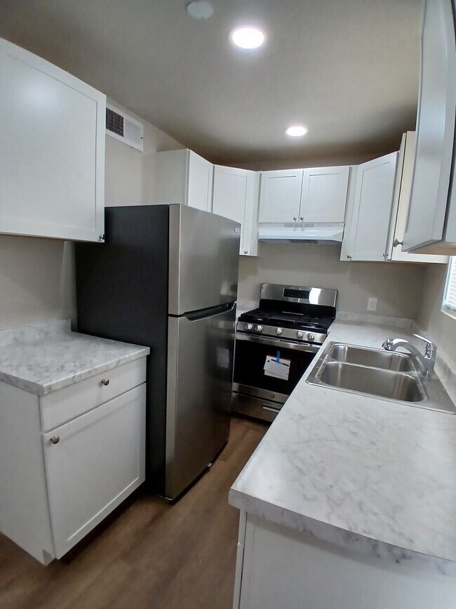 Foto del edificio - 305 N Lake Ave