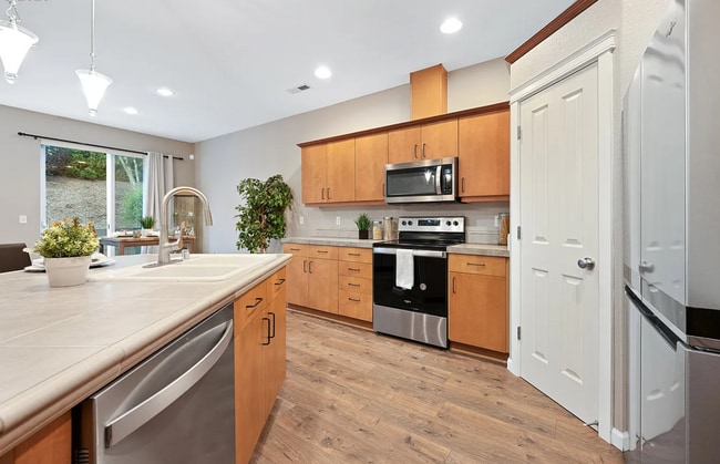 Building Photo - Inviting 3 BD 2.5 Bath Townhome in Gated Community