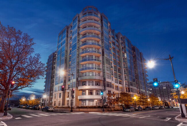Building Photo - Stunning 2BR, 2BA Condo Blocks from the Me...